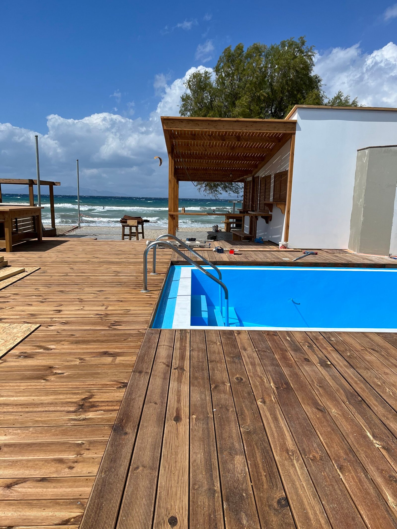 Παρκέ Ντεκ Πισίνας, Ρόδος